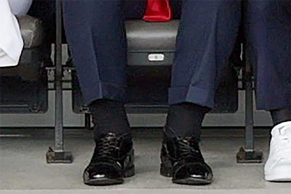 配资炒股配资优秀 特朗普脚踝肿胀、手背淤青引关注，白宫回应：确诊慢性静脉功能不全